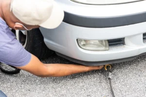 mechanic-attach-cable-onto-broken-down-car-to-be-t-2025-03-09-01-45-17-utc